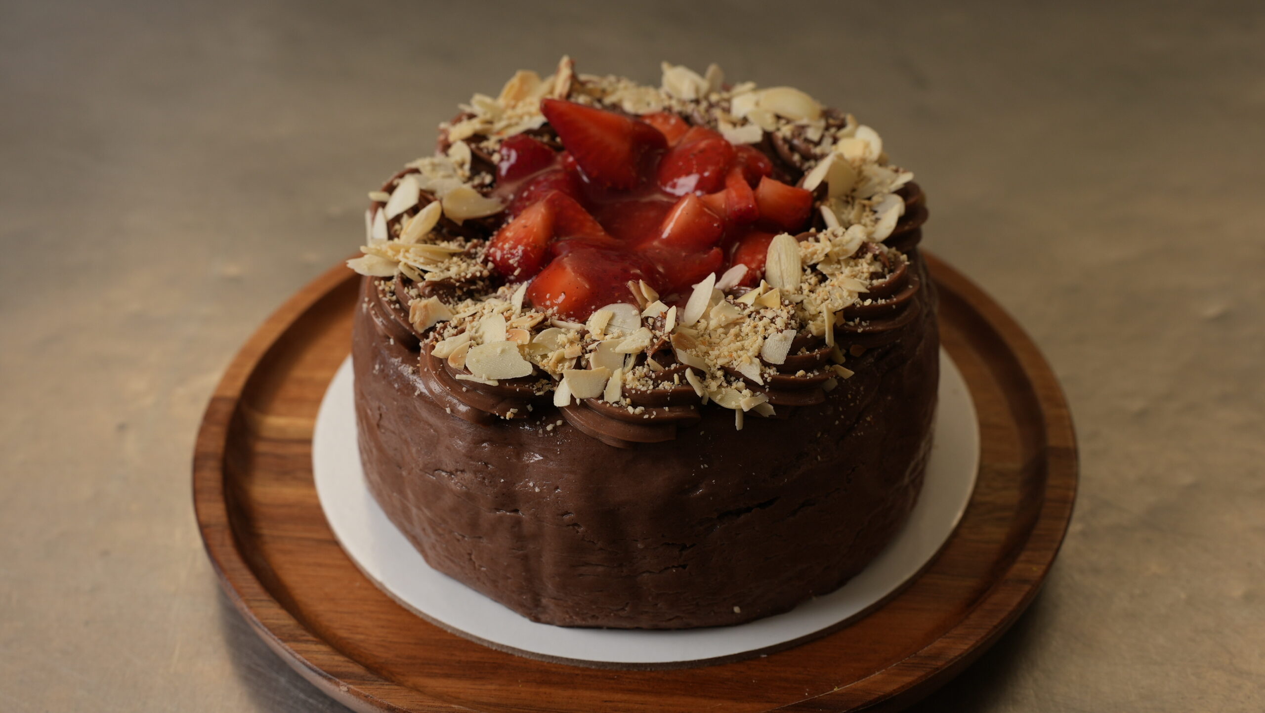 Baskijski Cheesecake sa Čokoladom i Jagodama - Slika 2
