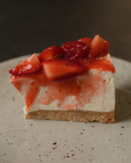 Nepečeni cheesecake sa svežim jagodama